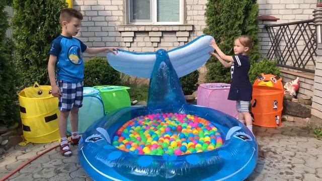 Kids discover different colours with balls in the pool смотреть онлайн