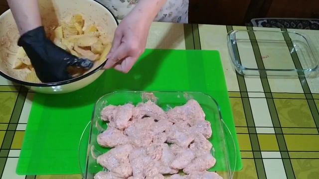 Топовая Запеченная крылышки с картофелем в панировочных сухарях и с сыром. смотреть онлайн