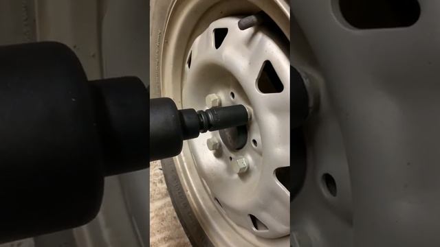 Пневмогайковёрт Thorvik AIW12717 с компрессором Quattro Elementi KM 50-260 смотреть онлайн