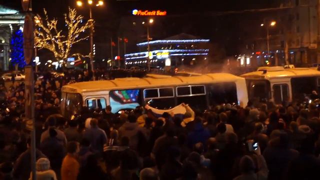 Донецк.13 марта,2014.Столкновения.площадь Ленина. смотреть онлайн