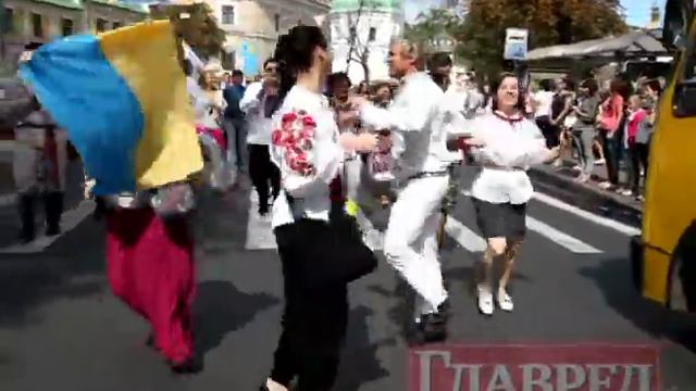 Олег Скрипка танцює на параді вишиванок 2011.wmv смотреть онлайн