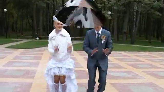 Свадебное катание на роликах смотреть онлайн