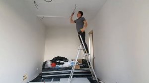 Поклейка флизелиеовых обоев на потолок. В одиночку.