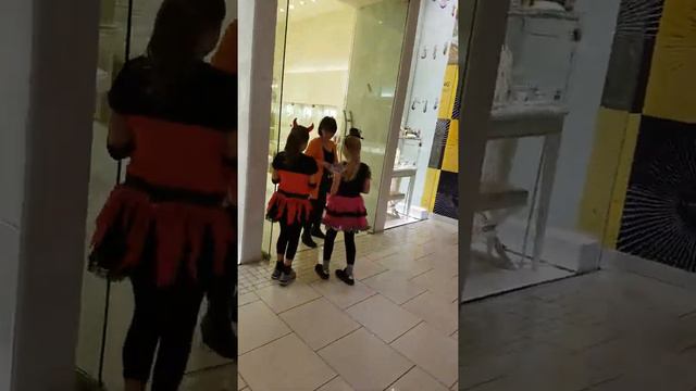 SUPER HELLOWEEN TRICK OR TREAT! ХЕЛЛОУИН И ЕГО ТРАДИЦИИ В США!) смотреть онлайн