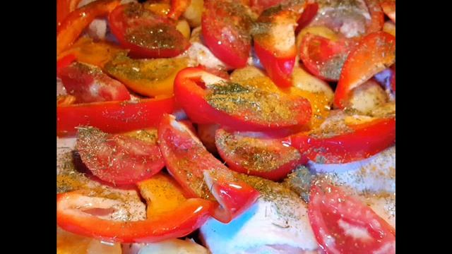 Запеченная молодая картошка с курицей, сладким перцем,помидорами и специями, зеленью в духовке. смотреть онлайн