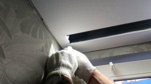 Смонтировали розетку и добавили магнитные треки в натяжном потолке при замене потолка на кухне