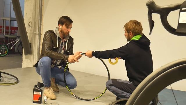 Как установить бескамерную покрышку на велосипед - мастер-класс от Василия Капущака смотреть онлайн