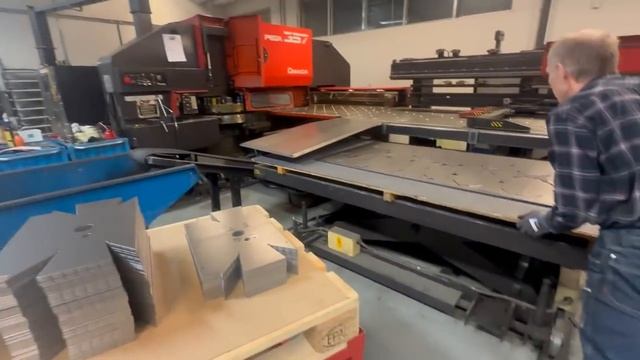 BESÖKER EN PLÅTVERKSTAD - MECKAR I GARAGET смотреть онлайн