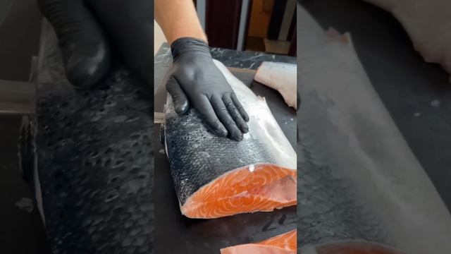 Огромный лосось 9 кг. Разделка смотреть онлайн