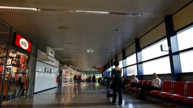 Walk through Vienna Airport смотреть онлайн