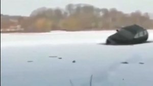 Что может случиться на зимней рыбалке. Машина уходит под лед!