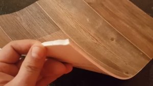 Стелим линолеум под стоящую кухню.