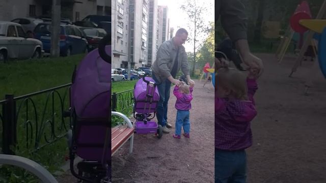 Алёнка на прогулке с папой 27.05.15 (2) смотреть онлайн