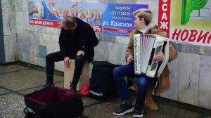 Парень  жжёт на аккордеоне в переходе.