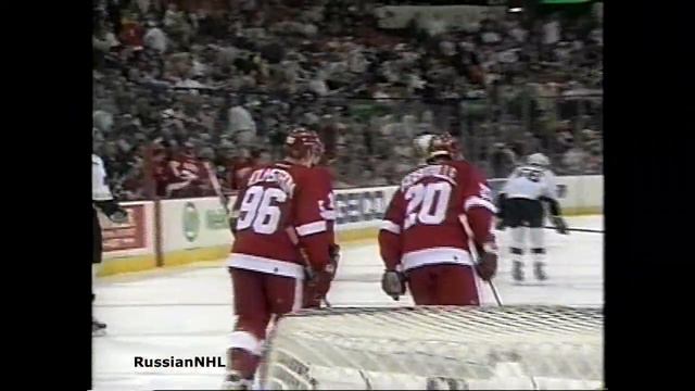 Igor Larionov's textbook assist on Luc Robitaille's goal vs Penguins (2003) смотреть онлайн