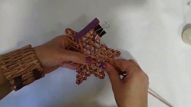 Bayrama hədiyəlik. Gül kompozisiyam və qozalaq. Цветочная композиция и новогодние шишки. смотреть онлайн