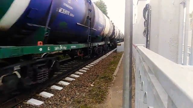 Тепловоз 2ТЭ25КМ-0445 "БТС" с наливным поездом смотреть онлайн