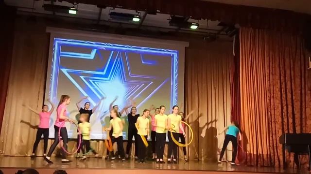 Акробатический танец с лентами и с мячиками смотреть онлайн