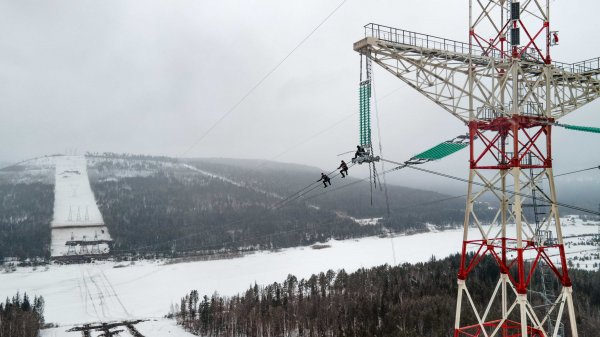 Монтаж проводов и грозотросов на переходе через р. Лена, ВЛ 500 кВ Нижнеангарская - Усть-Кут