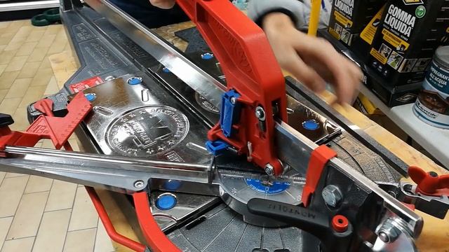 Cutting small triangles with manual tile cutter Masterpiuma P3 Montolit смотреть онлайн