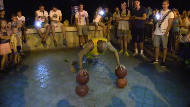Перфоманс Сборной АСБ на набережной Алушты смотреть онлайн