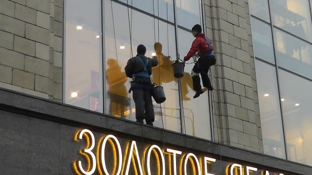 12 03 2015 На пл. Тукая в Казани Мытье окон. 03363