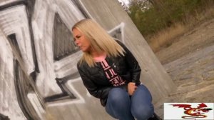 GIRL PEE DESPERATION