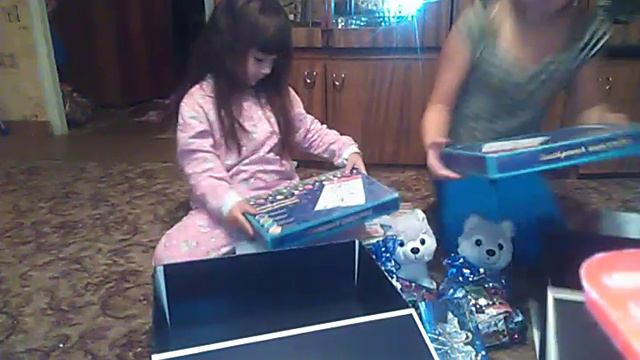 Открываем подарки на Новый год смотреть онлайн