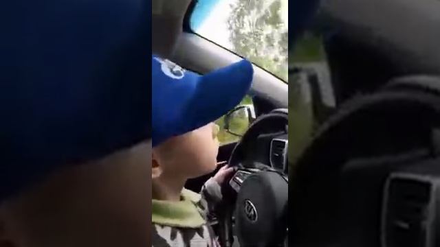 Малыш любит водить машину ))) смотреть онлайн