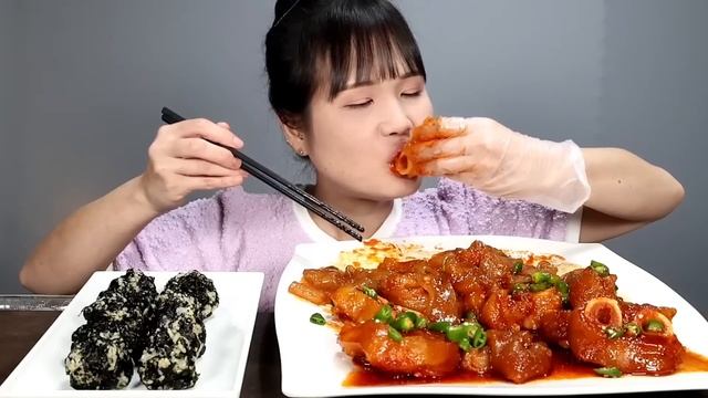 매운먹방♡ 해주냉면 양념장으로 매운 우족찜 만들어 먹었어요~☺️ 넓적 당면, 주먹밥은 거들뿐~♡ Spicy, steamed beef feet, rice balls, mukbang смотреть онлайн