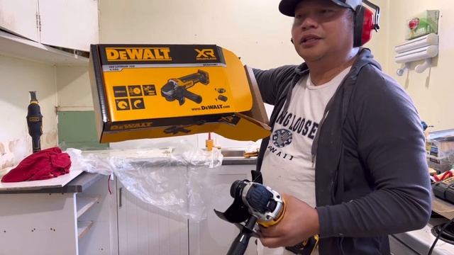 DeWALT XR BRUSHLESS ANGLE GRINDER 18V DCZ400M1 - XE || REVIEW & TESTING смотреть онлайн