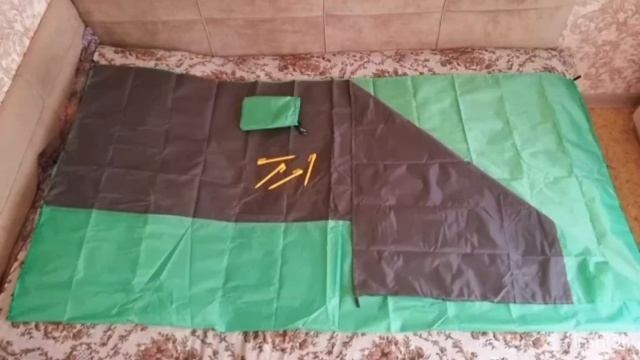 Коврик подстилка на пляж и природу с Алиэкспресс.  Крепится колышками к земле.