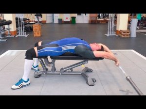 Пуловер лёжа со штангой: техника и нюансы