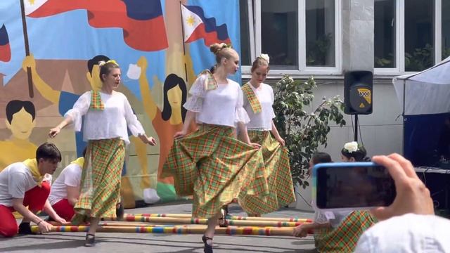 Russians Dance Tinikling during celebration of Independence Day #russia #philippines смотреть онлайн