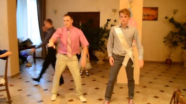 Дружок и жених сделали подарок невесте ; смотреть онлайн