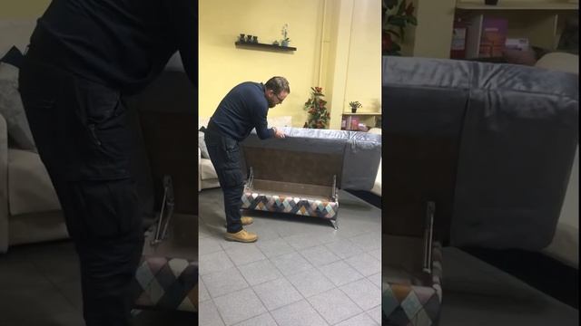 Недорогой компактный диван со складывающимися подлокотниками. Подробности в описании смотреть онлайн