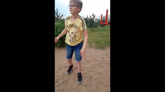 МЫ С КАРОЛИНАЙ КОРОЛЕВАЙ УЧИМ ДЕЛАТЬ САЛЬТО , КОЛЕСО (ВСЁ НЕ ВМЕСТЕ)