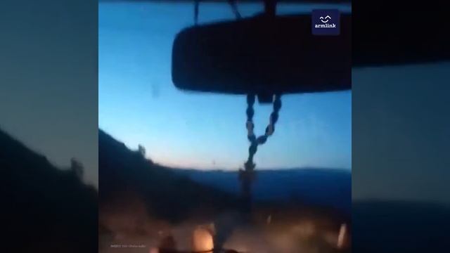 "НАЕДЬ НА НИХ!". В ВАЙОЦ ДЗОРЕ ДВЕ МАШИНЫ ЧУТЬ НЕ ЗАДАВИЛИ МЕДВЕДИЦУ С МЕДВЕЖАТАМИ смотреть онлайн