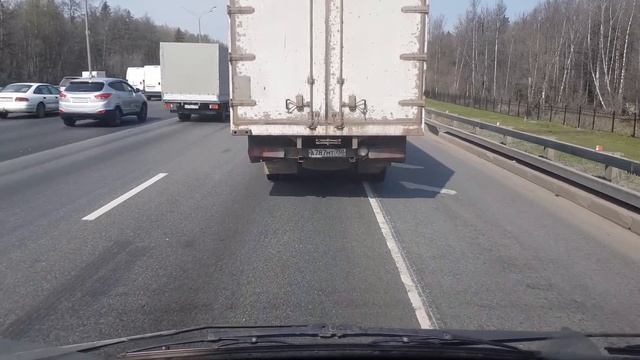 Обочина их дом родной. На МКАДе открыли новую полосу для движения? смотреть онлайн
