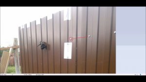 Как закрепить профлист на забор в одиночку