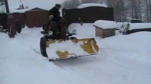 Трактор - из снегоочистителя- убираем снег!