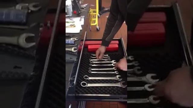 BMW Technician plays Jingle Bells on spanners смотреть онлайн