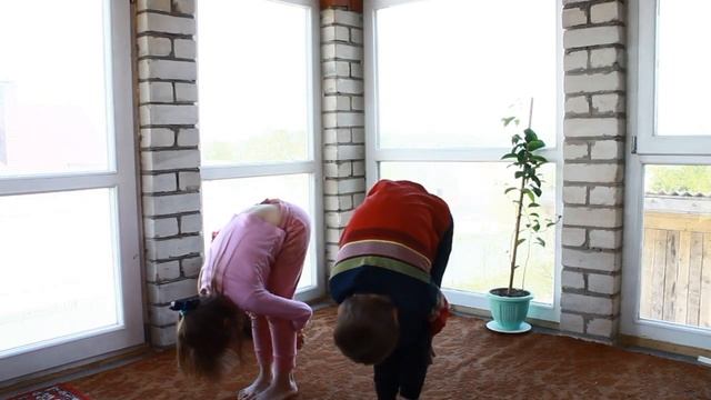 От рассвета, до заката, и обратно Сурья Намаскар смотреть онлайн