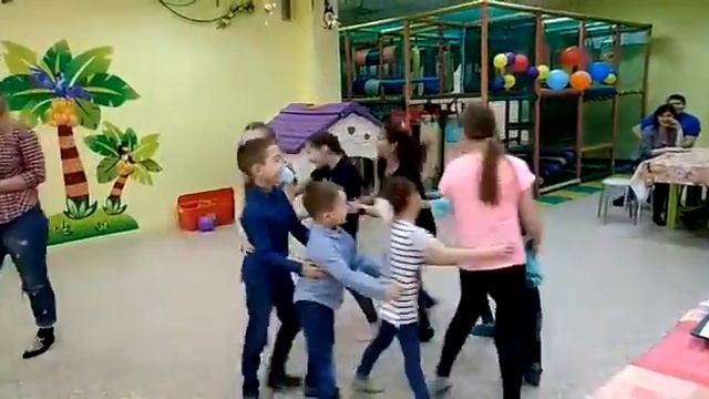 Креативный ведущий на день рождении в игровой комнате Лимпопо Стерлитамак. Тел. 89177975888 смотреть онлайн