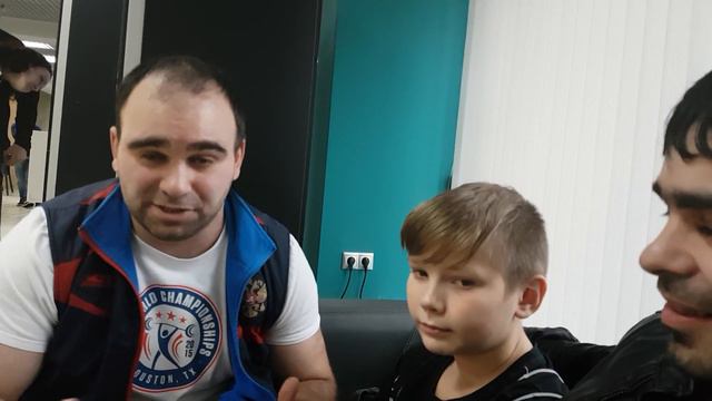 Феликс Халибеков, его тренер Артур Абдулмеджидов и юный участник турнира о Железной лиге Гераклиона смотреть онлайн