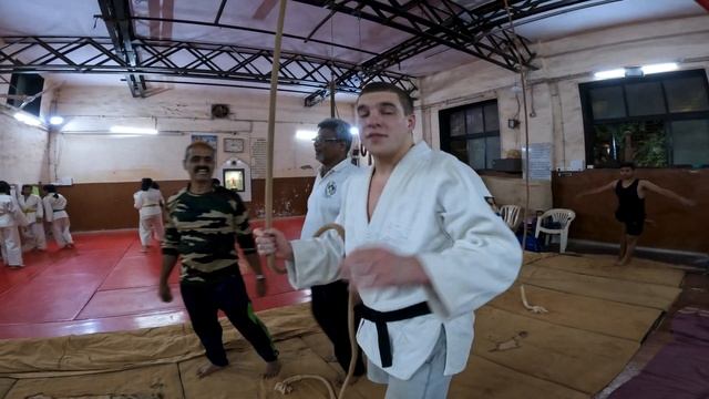 I try Indian traditional sport : Mallakhamb (Pole dance, yoga ?) смотреть онлайн