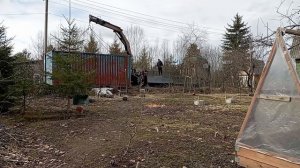 Разгрузка контейнера 20 футов на садовый участок.mp4