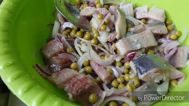 Селедочка да с картошечкой,скорее закусон,чем просто еда))))))))) смотреть онлайн