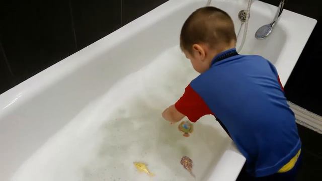 Тёма рыбачит🐠в ванной🛀 смотреть онлайн