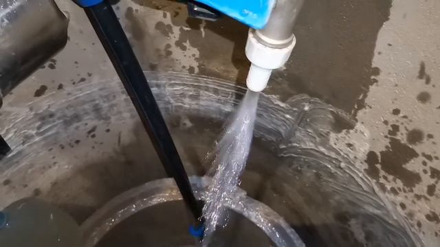 Колодец на плывуне вторая часть. Результат углубления колодца абиссинской скважиной нашим методом! смотреть онлайн